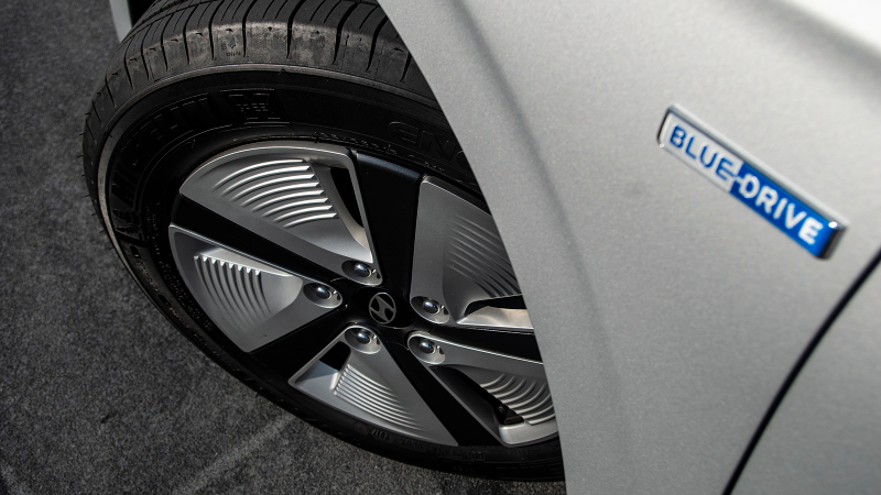 Illustration for article titled 2018 Hyundai Ioniq Is a Car to Get if You Love Money